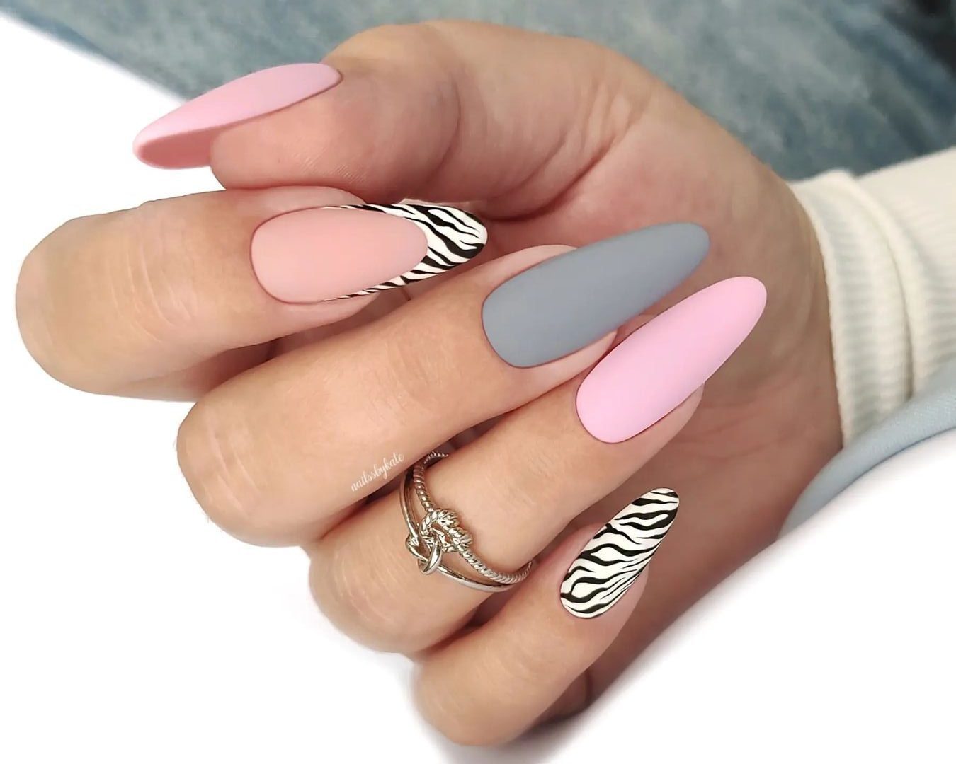 5 ideias de títulos:
1. Unhas com Linhas: Guia Completo de Nail Art e Saúde
2. Decifrando as Linhas nas Unhas: Estilo ou Alerta de Saúde?
3. Nail Art com Linhas: Tendências e Inspirações para Suas Unhas
4. Linhas nas Unhas: Quando Procurar um Dermatologista?
5. Vitaminas Essenciais para Unhas Fortes e Sem Linhas