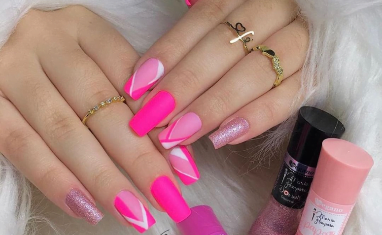 quanto custa fazer unhas de gel rosa decoradas