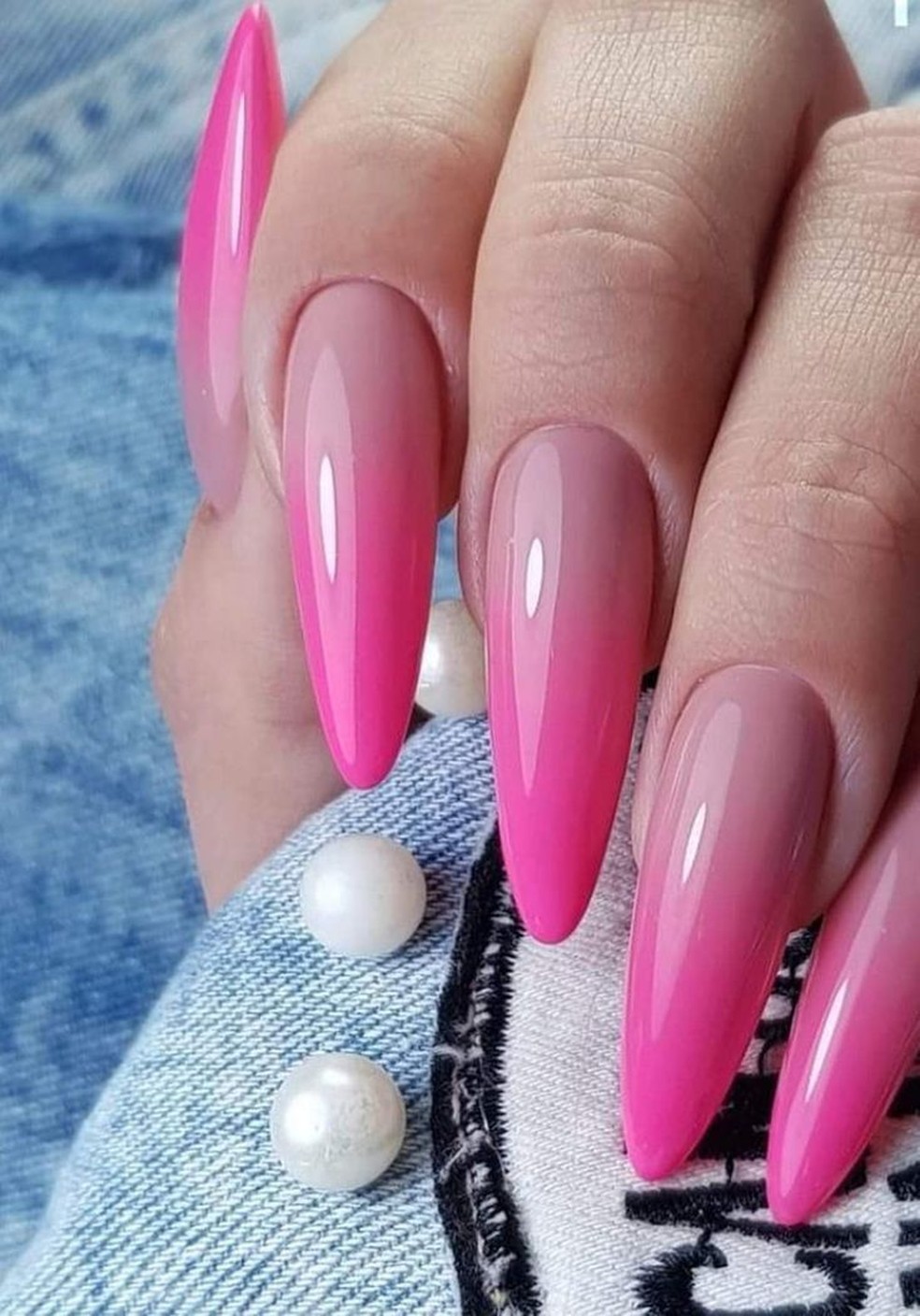 ideias de unhas decoradas de gel rosa para inspiração