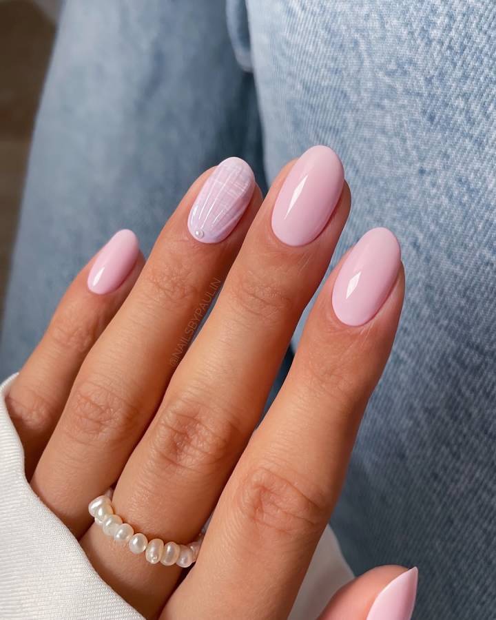 unhas de gel rosa com glitter encapsulado