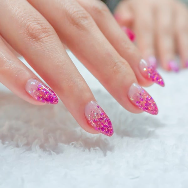 unhas de gel rosa vs unhas de acrílico rosa qual a melhor