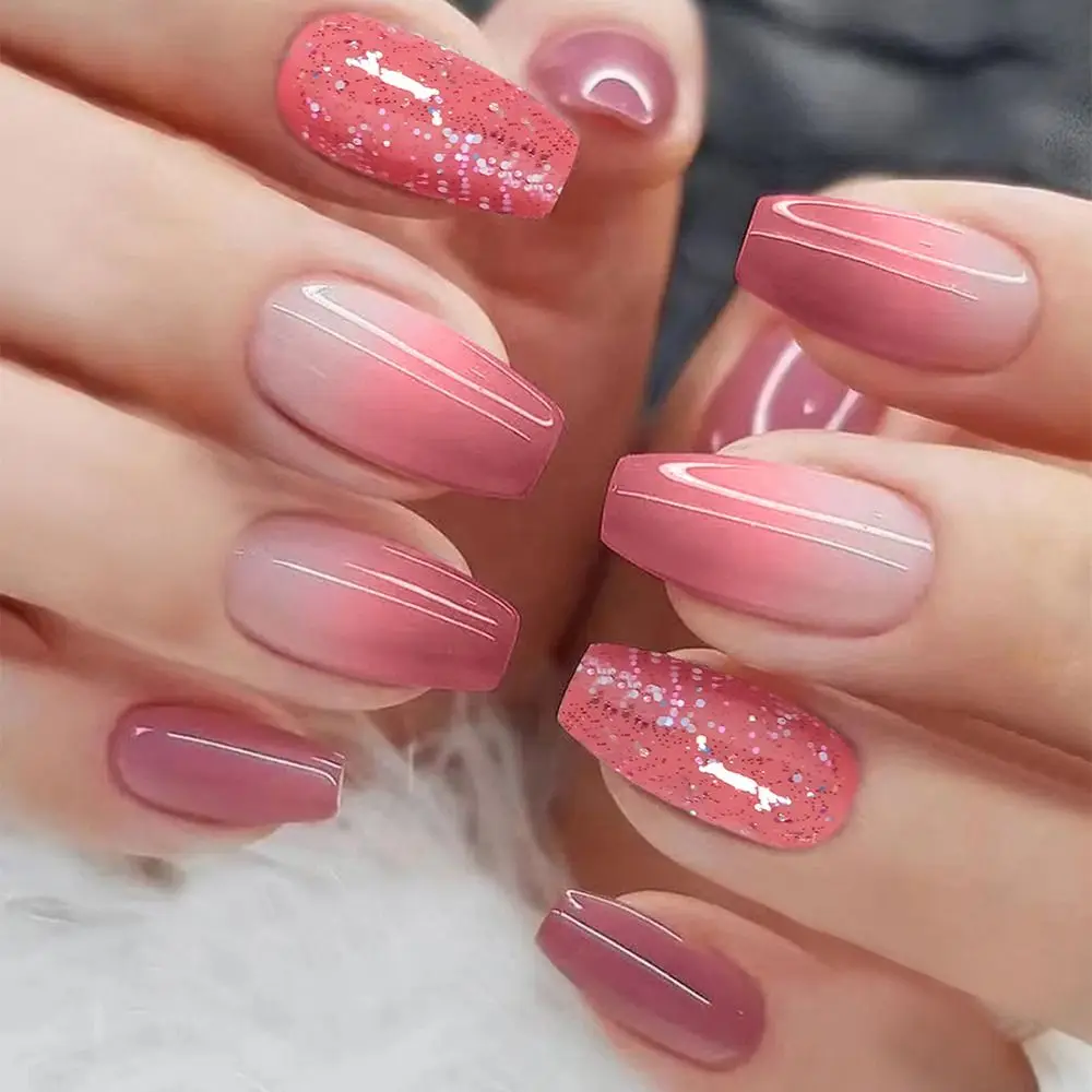 unhas de gel rosa com glitter encapsulado