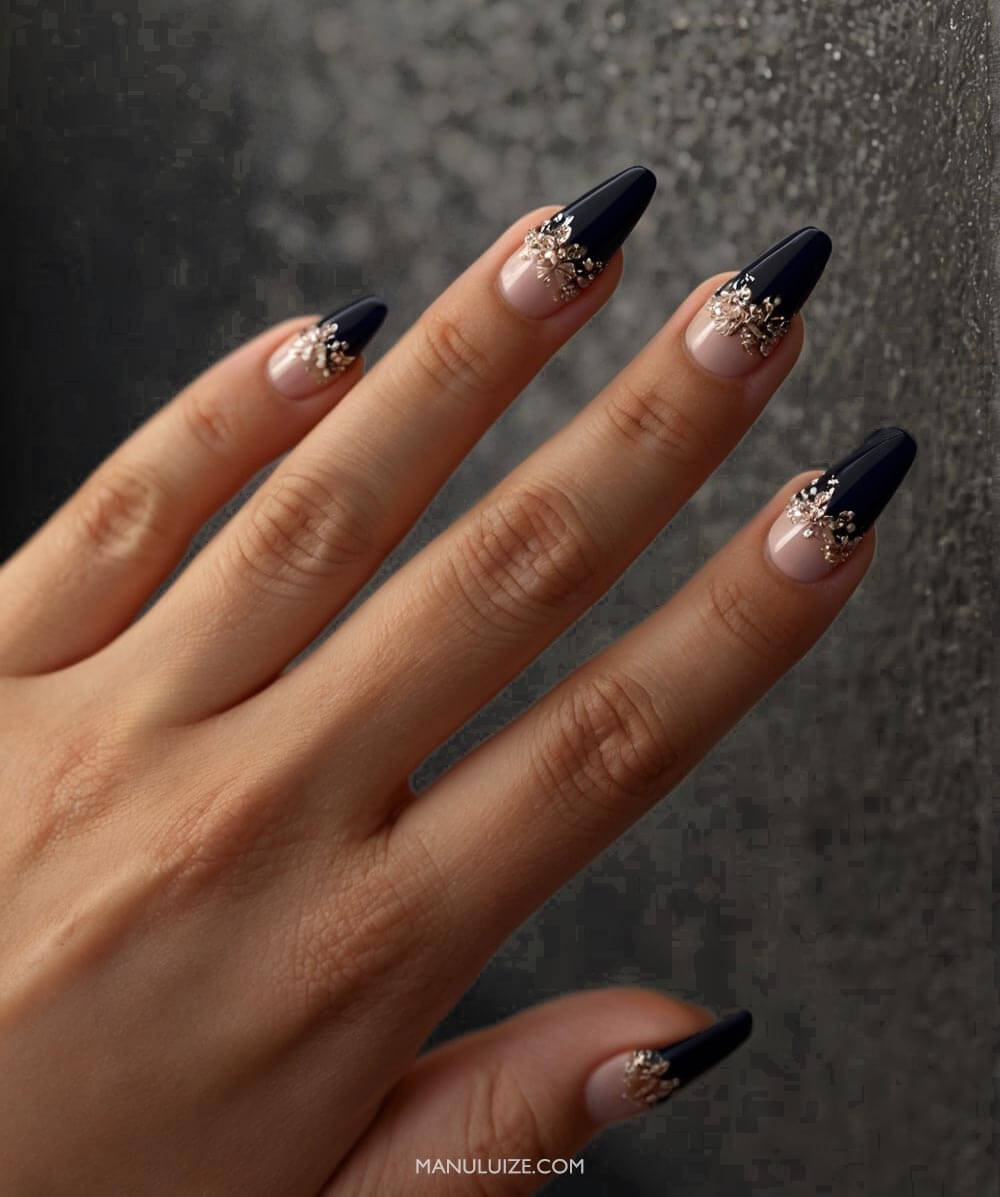 unhas decoradas pretas com glitter