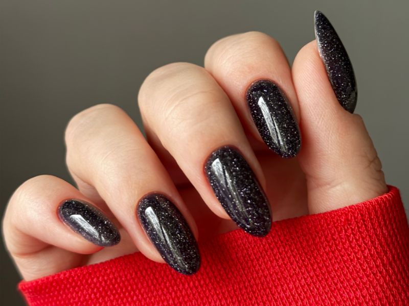unhas pretas com glitter ideias
