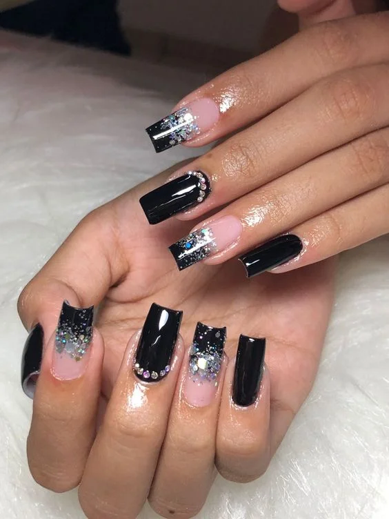 unhas decoradas pretas com glitter