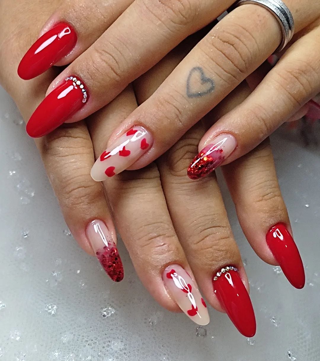 Unhas vermelhas delicadas com francesinha