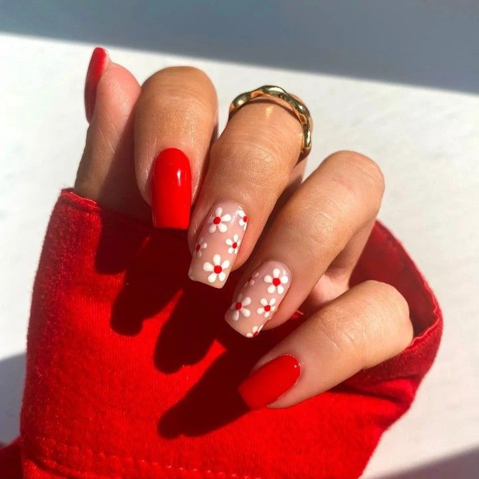 Unhas vermelhas minimalistas