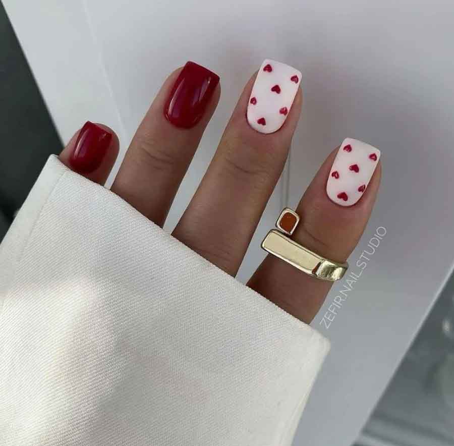 Unhas vermelhas com esmalte cintilante