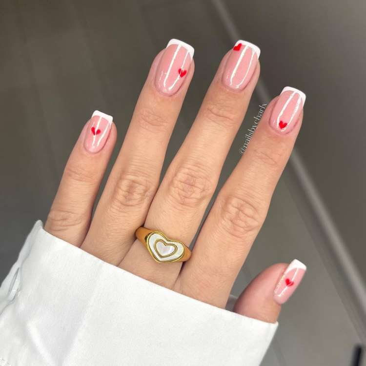 Unhas vermelhas minimalistas