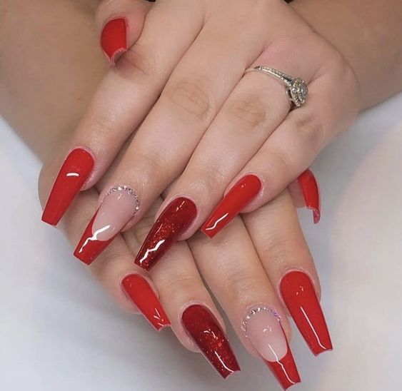 Unhas vermelhas com glitter sutil