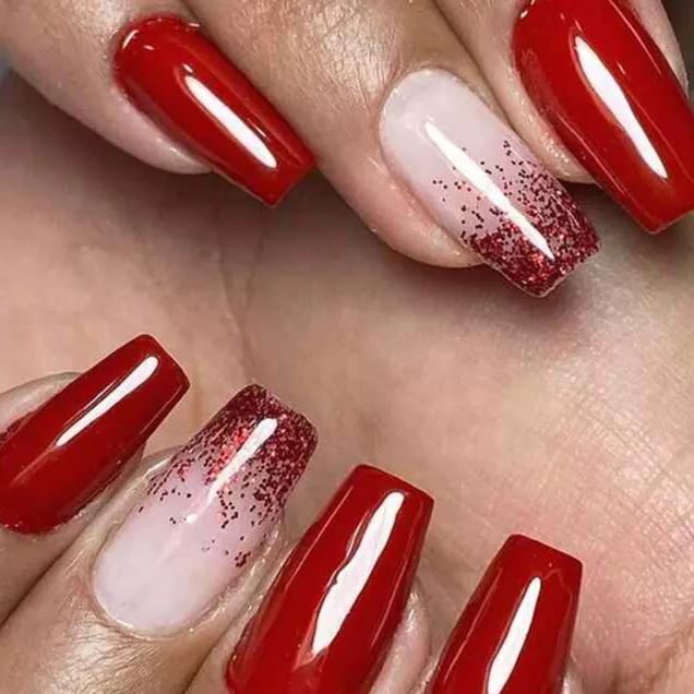 Unhas vermelhas com detalhes florais