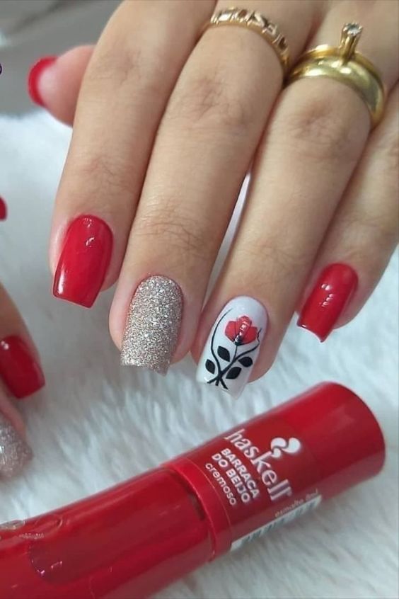 Unhas vermelhas com traços finos