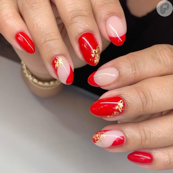 Unhas vermelhas com espaço negativo