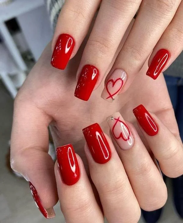 Unhas vermelhas com pedrarias discretas