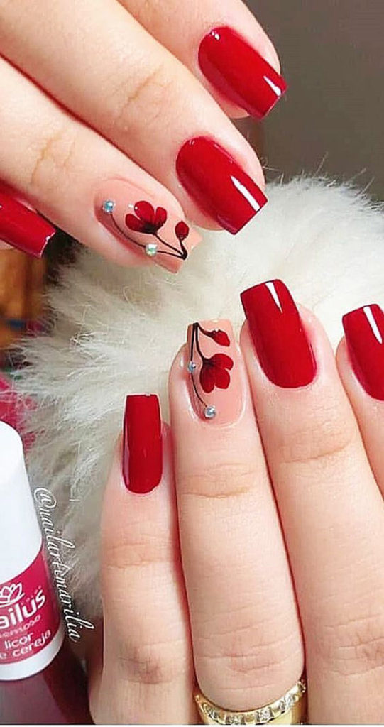 Unhas vermelhas com traços finos