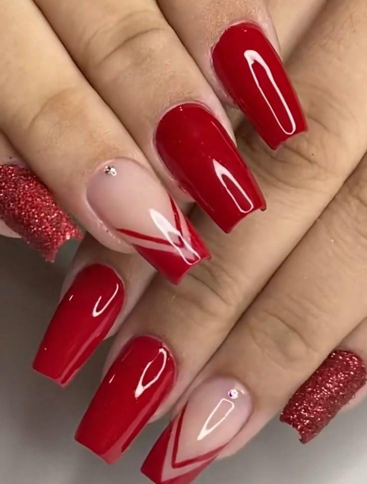 Unhas vermelhas com espaço negativo