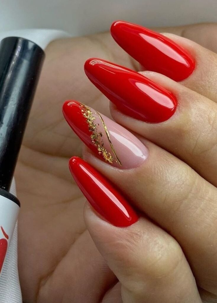 Unhas vermelhas com acabamento fosco e detalhe brilhante