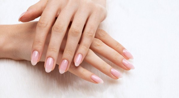 unhas delicadas e elegantes