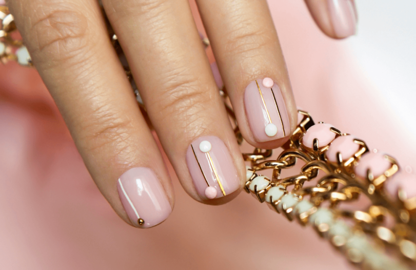 quanto custa fazer unhas decoradas com pedraria