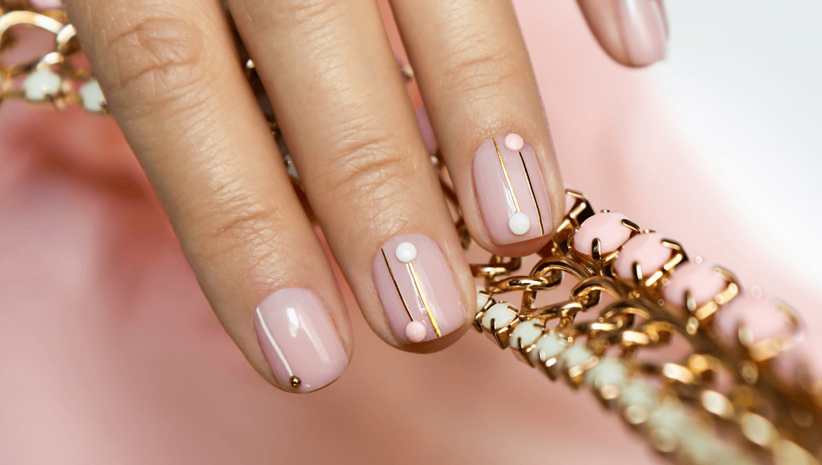unhas elegantes e delicadas