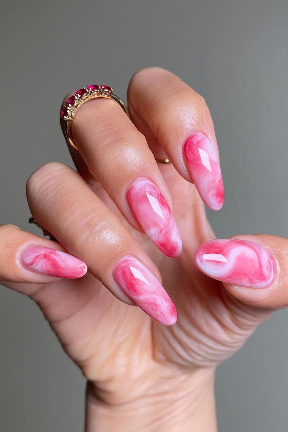 como aplicar esmalte em gel rosa bebê