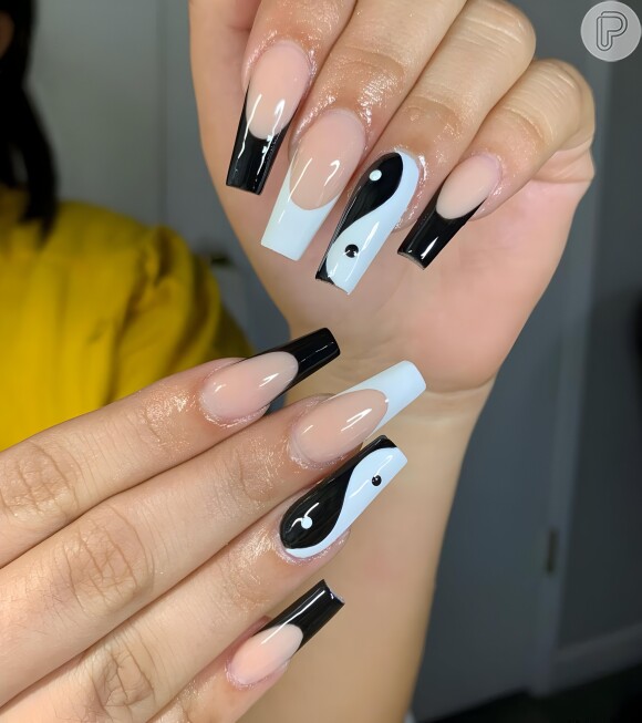 5 ideias de títulos: 1. Unhas em Gel Preto e Branco: Guia Completo de Estilos e Tendências. 2. Descubra a Versatilidade das Unhas Preto e Branco: Inspirações Incríveis. 3. Como Manter Suas Unhas em Gel Preto e Branco Perfeitas: Dicas Essenciais. 4. Do Minimalista ao Ousado: As Melhores Ideias de Unhas em Gel Preto e Branco. 5. Unhas Preto e Branco: A Combinação Clássica que Nunca Sai de Moda.