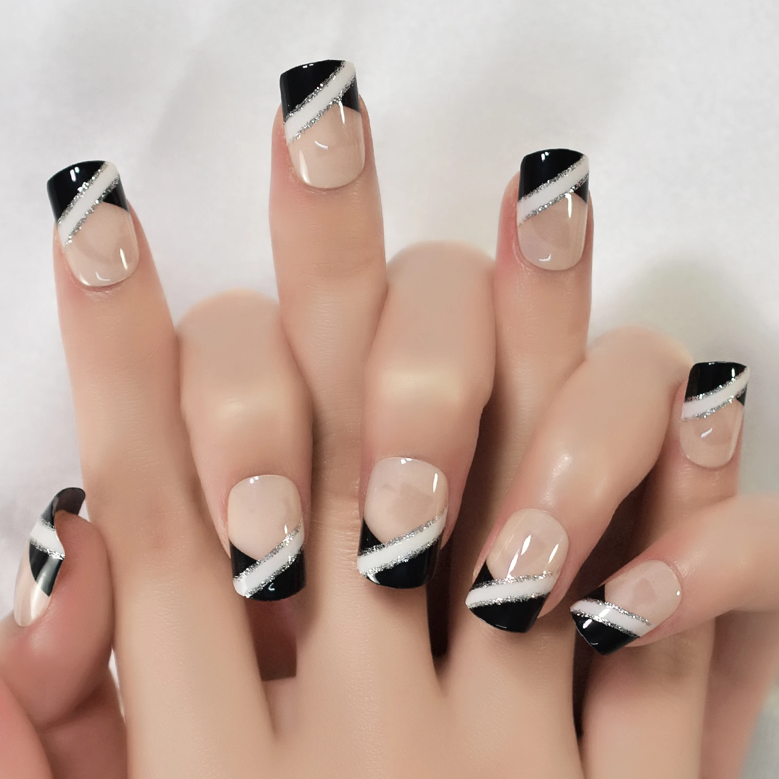 unhas em gel preto e branco