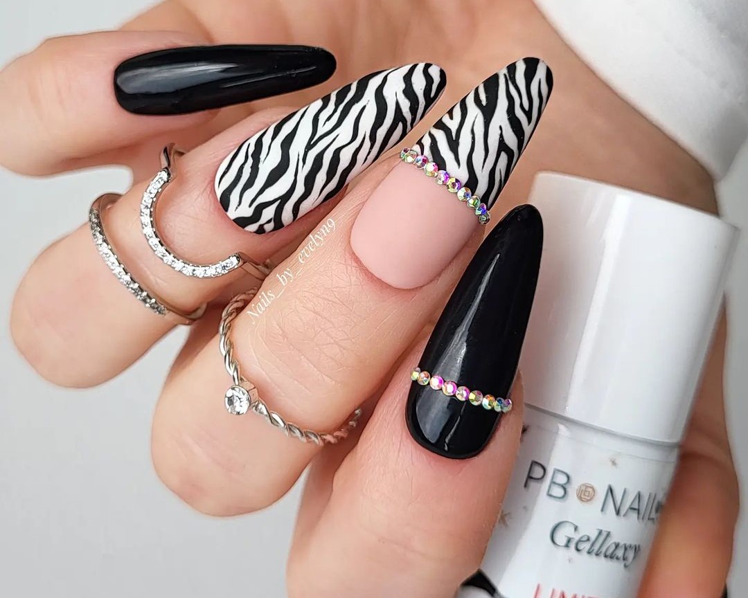 5 ideias de títulos: 1. Unhas em Gel Preto e Branco: Guia Completo de Estilos e Tendências. 2. Descubra a Versatilidade das Unhas Preto e Branco: Inspirações Incríveis. 3. Como Manter Suas Unhas em Gel Preto e Branco Perfeitas: Dicas Essenciais. 4. Do Minimalista ao Ousado: As Melhores Ideias de Unhas em Gel Preto e Branco. 5. Unhas Preto e Branco: A Combinação Clássica que Nunca Sai de Moda.