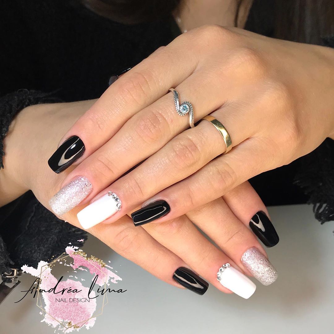 unhas em gel preto e branco