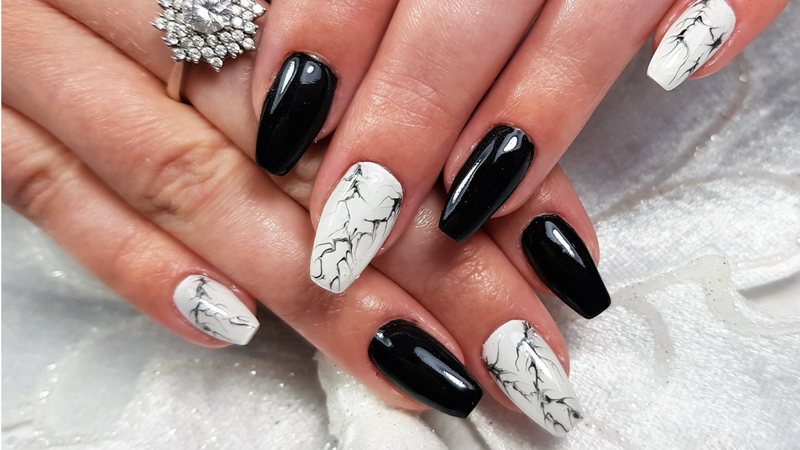 5 ideias de títulos: 1. Unhas em Gel Preto e Branco: Guia Completo de Estilos e Tendências. 2. Descubra a Versatilidade das Unhas Preto e Branco: Inspirações Incríveis. 3. Como Manter Suas Unhas em Gel Preto e Branco Perfeitas: Dicas Essenciais. 4. Do Minimalista ao Ousado: As Melhores Ideias de Unhas em Gel Preto e Branco. 5. Unhas Preto e Branco: A Combinação Clássica que Nunca Sai de Moda.