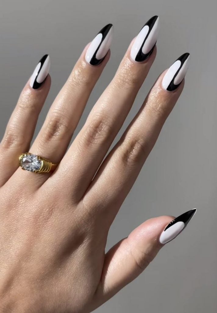 unhas em gel preto e branco