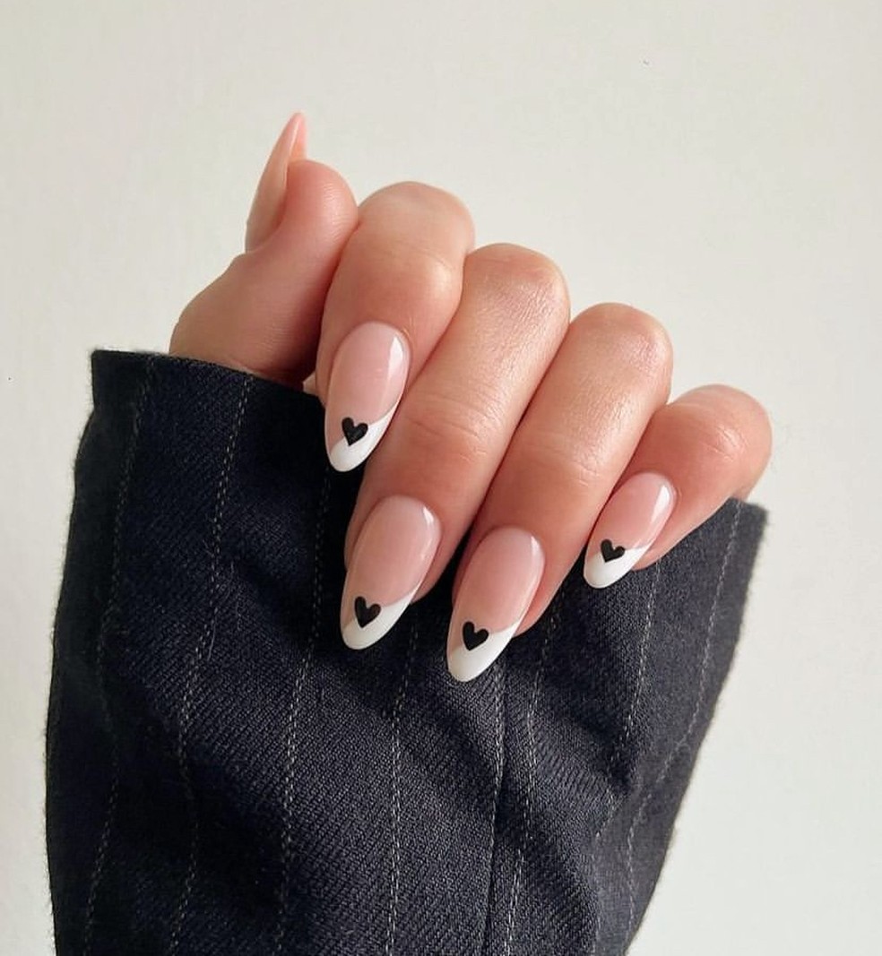 5 ideias de títulos: 1. Unhas em Gel Preto e Branco: Guia Completo de Estilos e Tendências. 2. Descubra a Versatilidade das Unhas Preto e Branco: Inspirações Incríveis. 3. Como Manter Suas Unhas em Gel Preto e Branco Perfeitas: Dicas Essenciais. 4. Do Minimalista ao Ousado: As Melhores Ideias de Unhas em Gel Preto e Branco. 5. Unhas Preto e Branco: A Combinação Clássica que Nunca Sai de Moda.