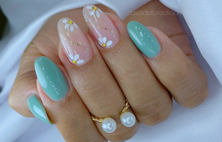 unhas gel decorada