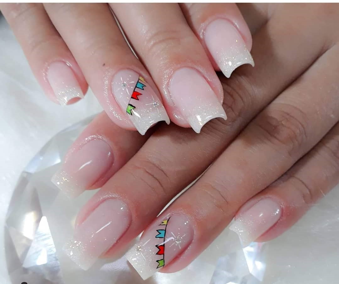 unhas com bandeirinhas