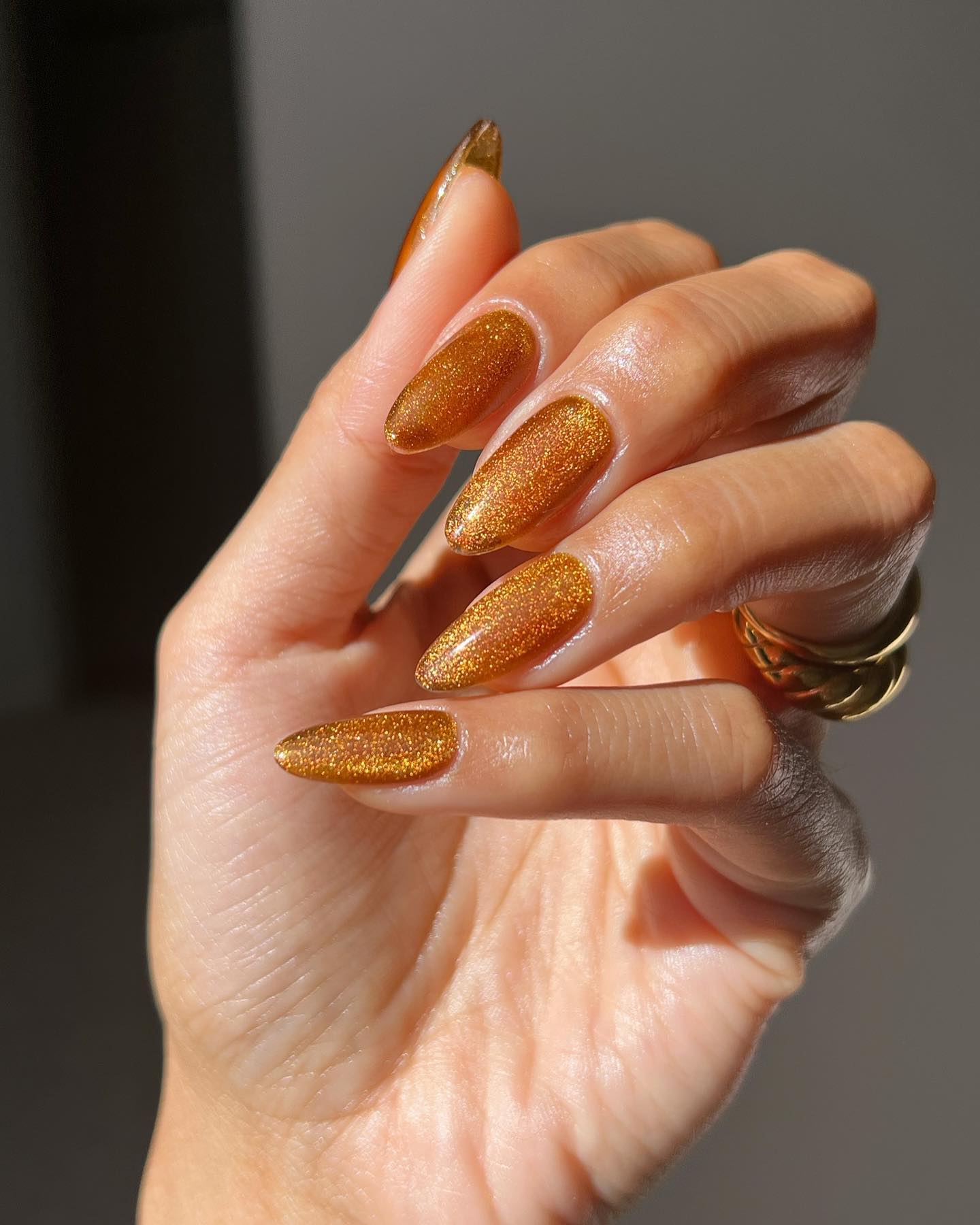 unhas com glitter dourado vs prata para ano novo