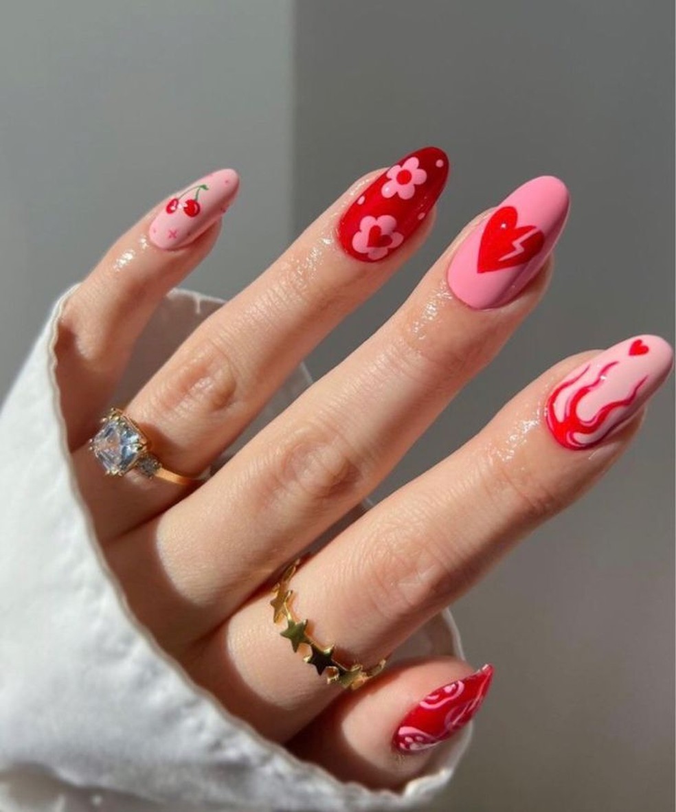 unhas vermelhas decoradas