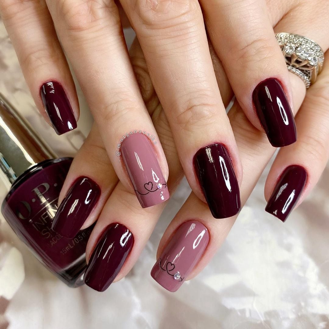 unhas vinho com filha unica dourada