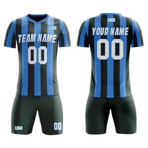 custo médio de um uniforme de futebol azul e preto personalizado