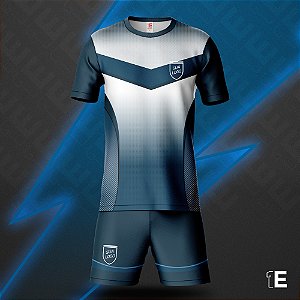 uniforme de futebol azul e preto vs. uniforme de futebol preto e azul