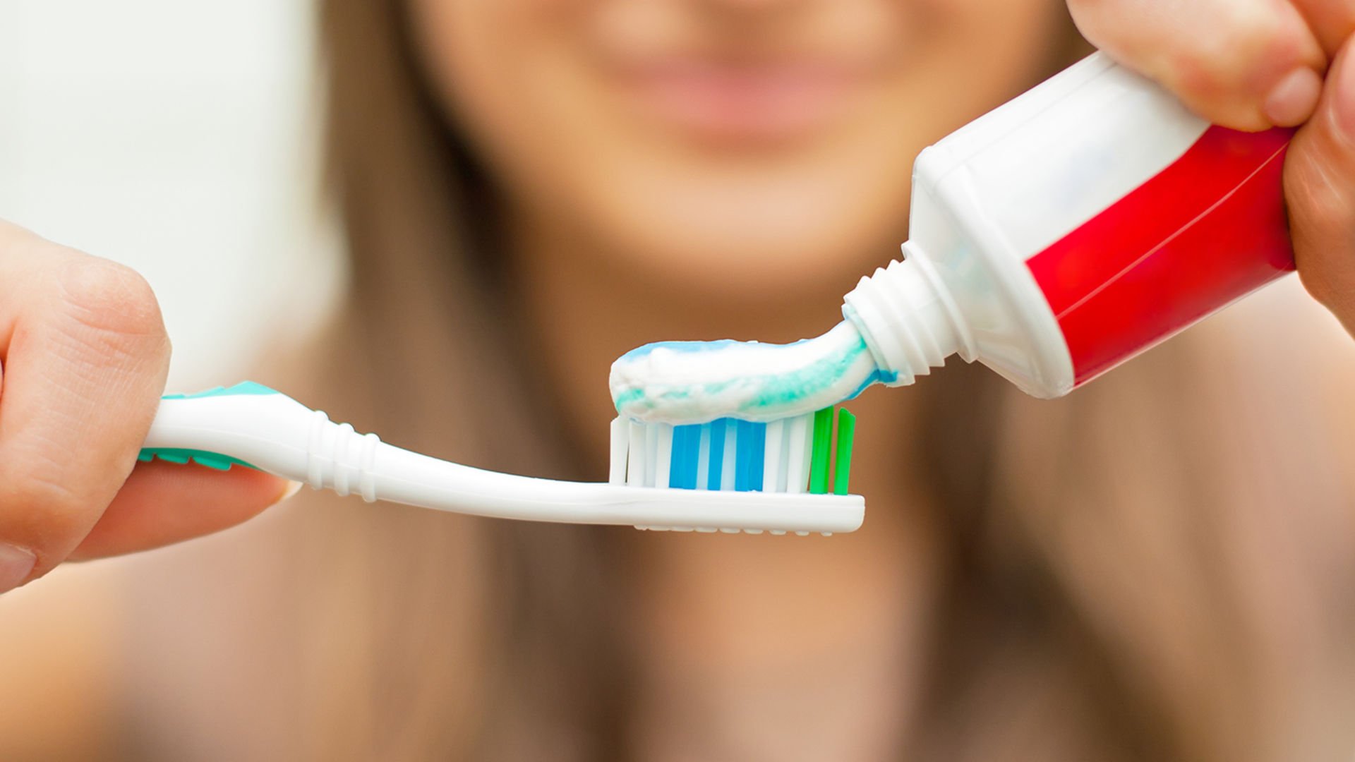 usos da pasta de dente na limpeza