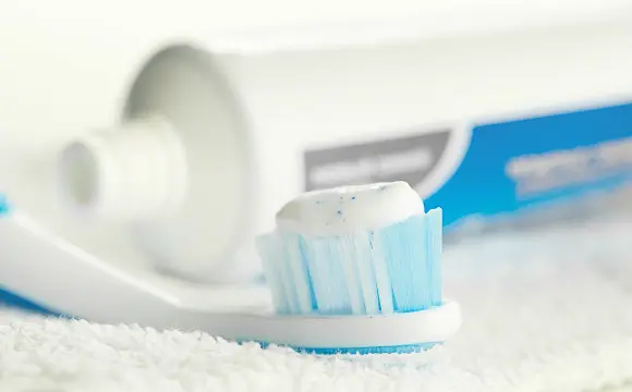 Pasta de Dente Colorida vs. Branca: Qual a Melhor para Limpeza?