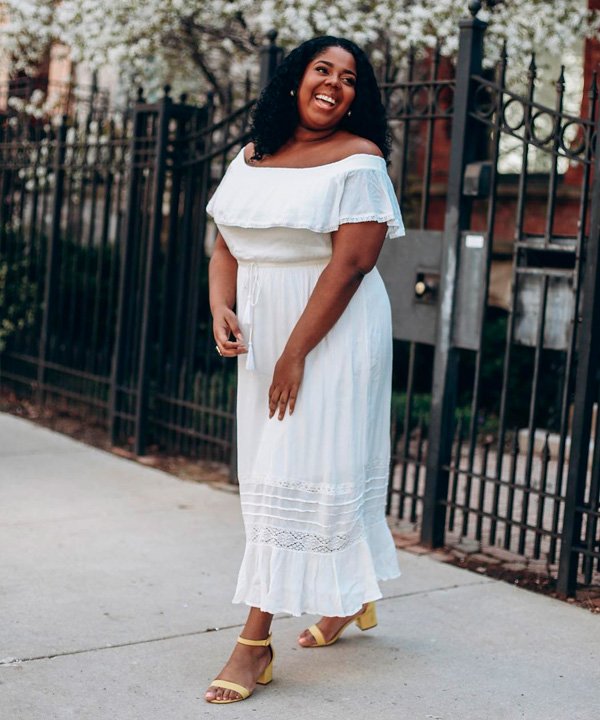 Vestido branco plus size com faixa ajustável
