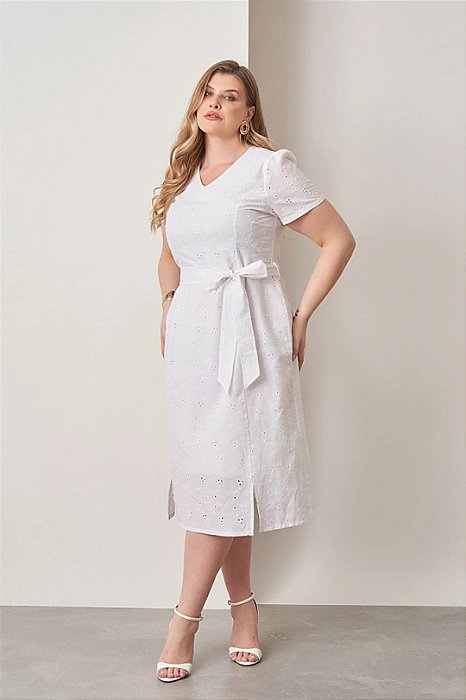 Vestido branco plus size com manga