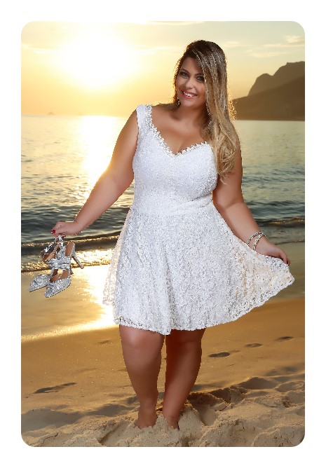 Vestido branco plus size curto