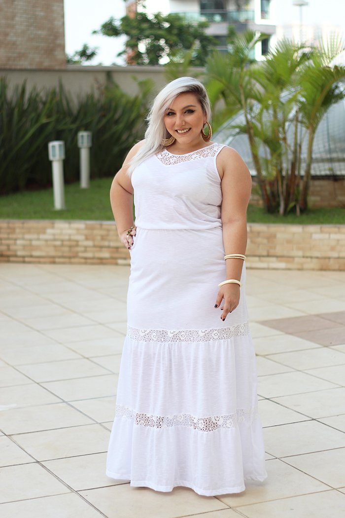 Vestido branco plus size de renda
