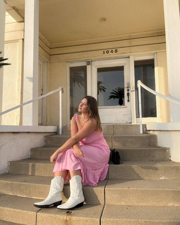 vestido com bota branca