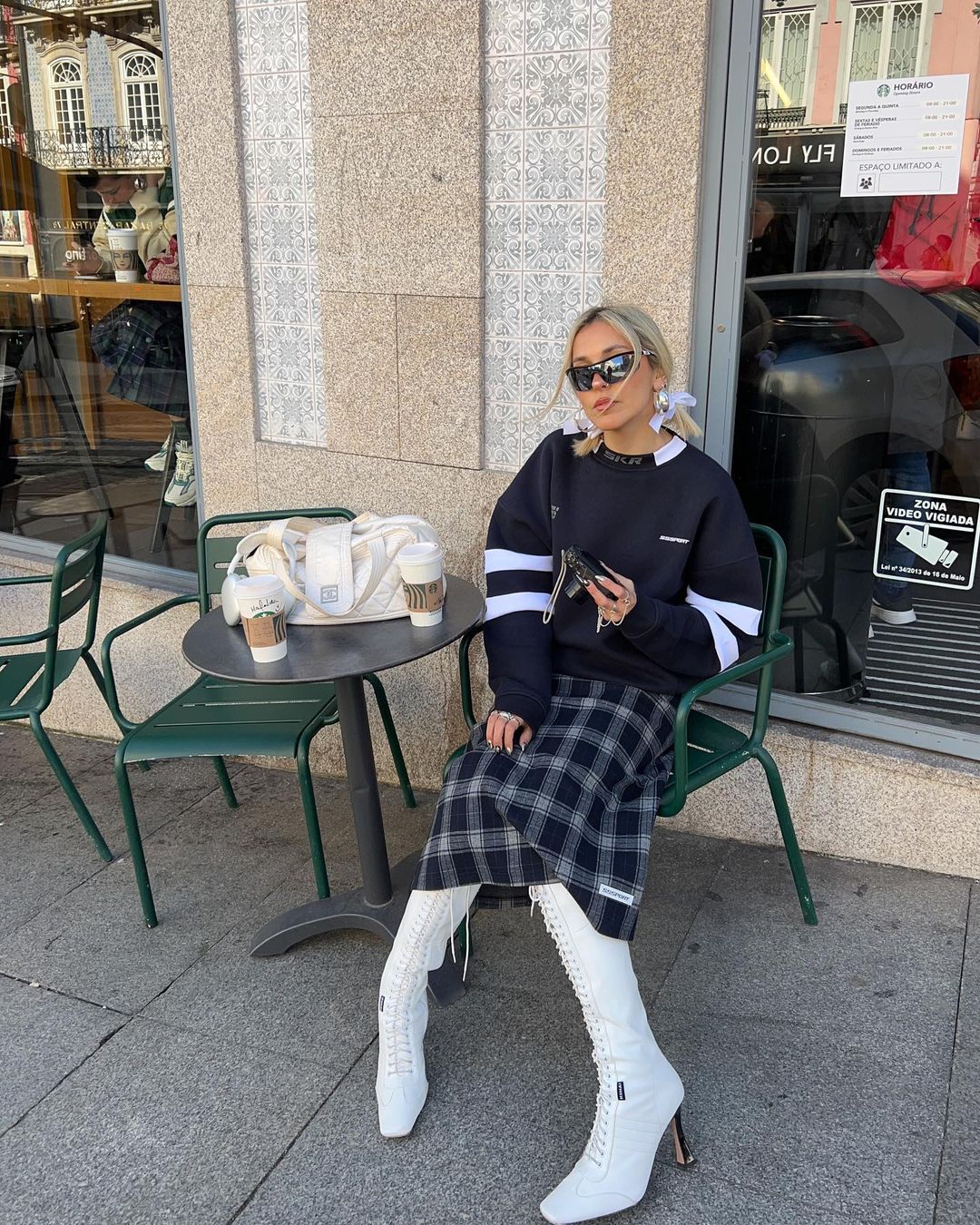 10 looks vestido com bota branca para arrasar