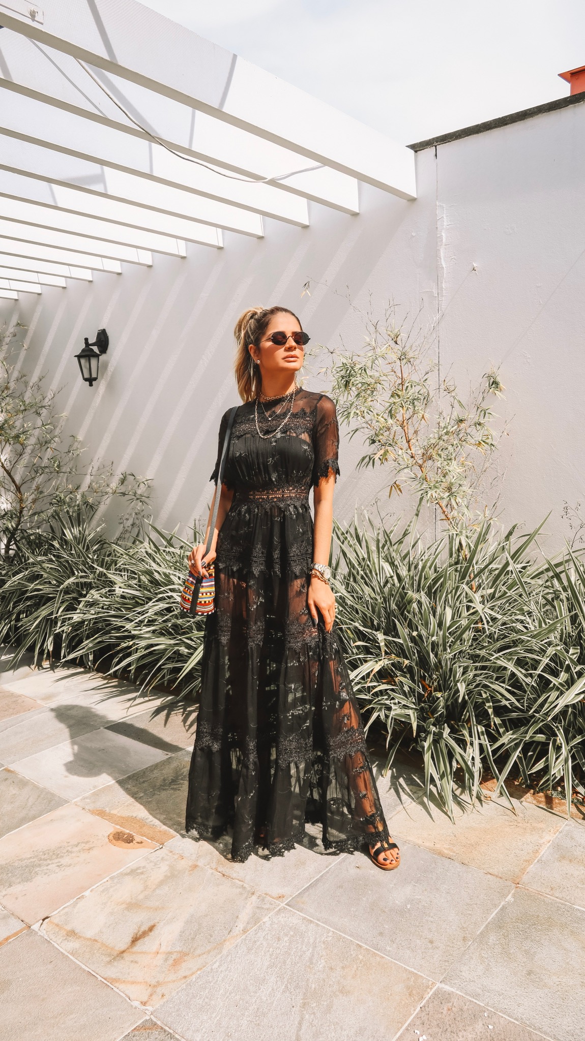 Como combinar vestidos transparentes com tênis