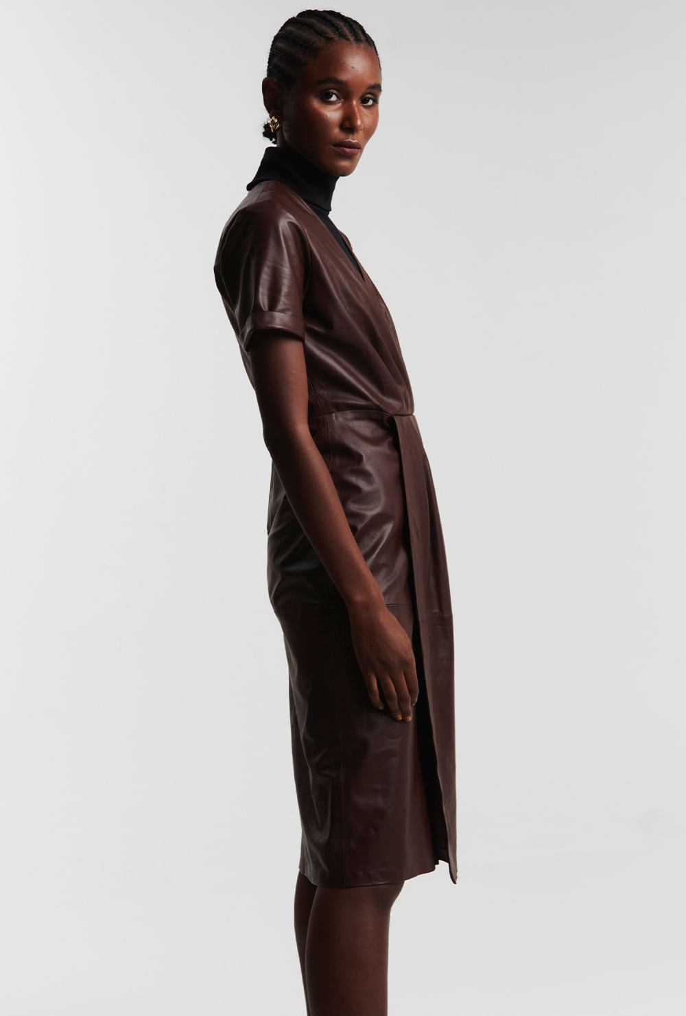 Guia Completo: Como Escolher Seu Vestido de Couro Zara (Legítimo vs. Efeito Pele); Vestido Midi de Couro Zara: 5 Looks Versáteis para Todas as Ocasiões; Onde Encontrar Vestidos de Couro Zara de Coleções Anteriores (Enjoei e Outras Plataformas); Dicas de Estilo: Como Combinar Seu Vestido de Efeito Pele Zara para o Dia a Dia e Eventos; Vestido de Couro Preto Zara: Um Clássico Atemporal no Guarda-Roupa Feminino