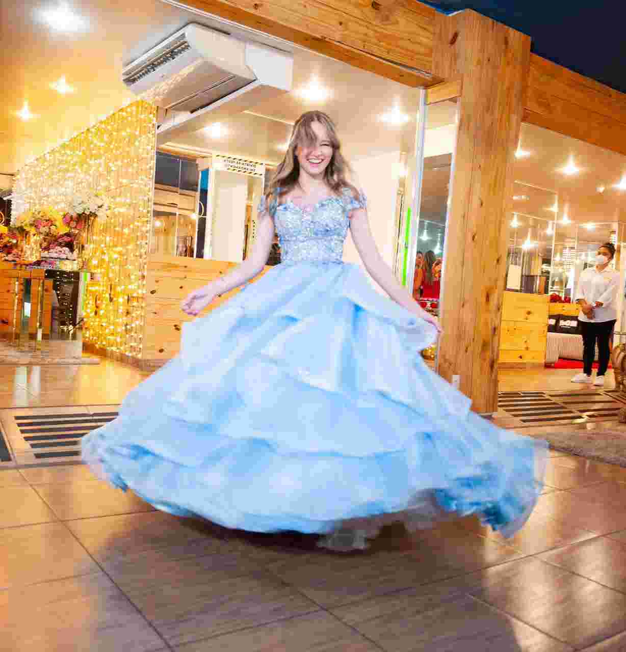 vestido de 15 anos azul claro e dourado